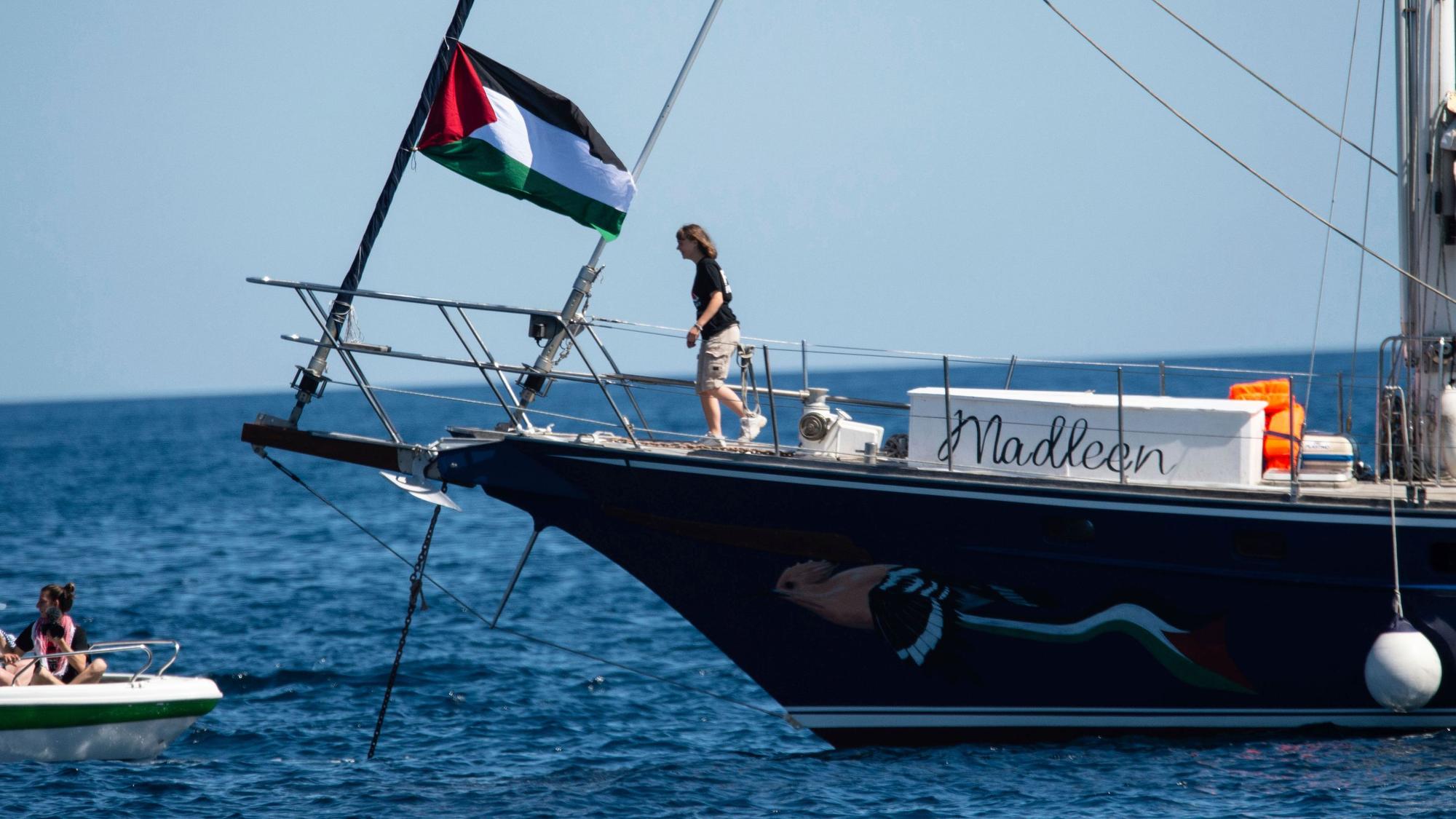 Aktivisten der Freedom Flotilla Coalition gehen an Bord des Bootes Madleen, bevor sie vom sizilianischen Hafen Catania in Richtung Gaza auslaufen.