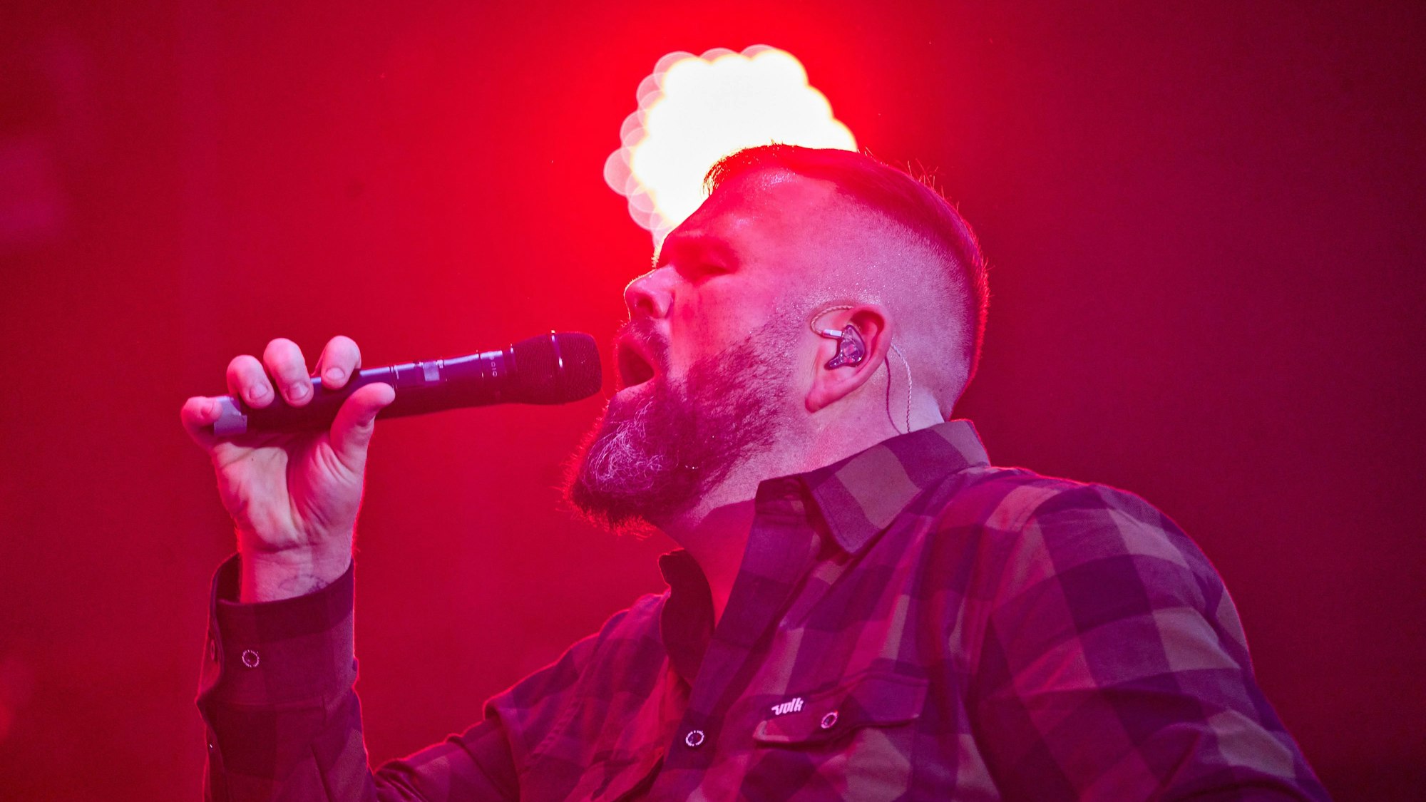 06.06.2025, Rheinland-Pfalz, Nürburg: Jan Gorkow, Sänger von Feine Sahne Fischfilet, tritt beim 40. Rock am Ring auf. Foto: Sascha Ditscher/dpa +++ dpa-Bildfunk +++