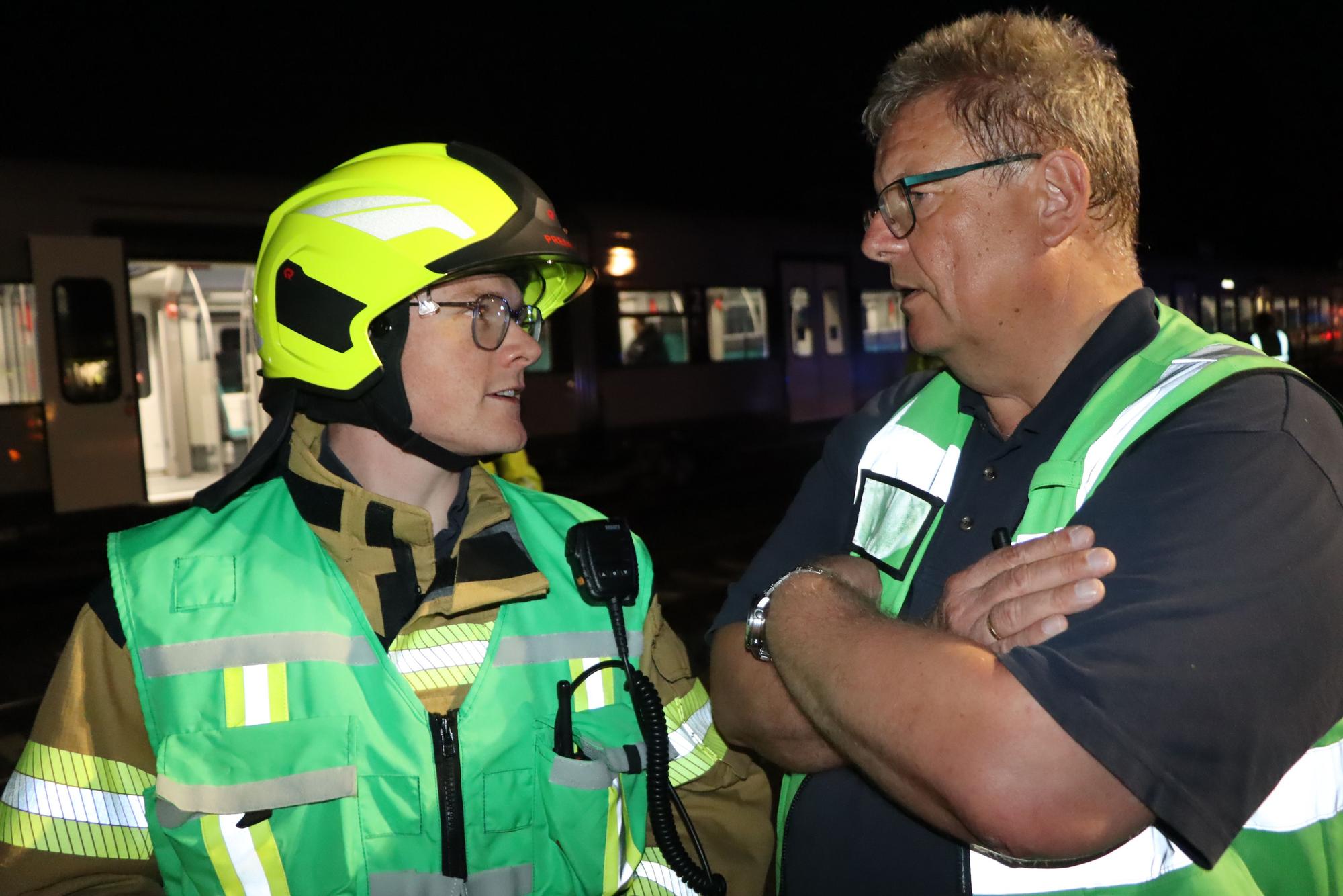 Geübt wurde auch die Pressearbeit. Neben Ulrich Breuer (r.) kam auch der neue stellvertretende Pressesprecher der Feuerwehr Bornheim Simon Lanzerath (28) zum Einsatz.