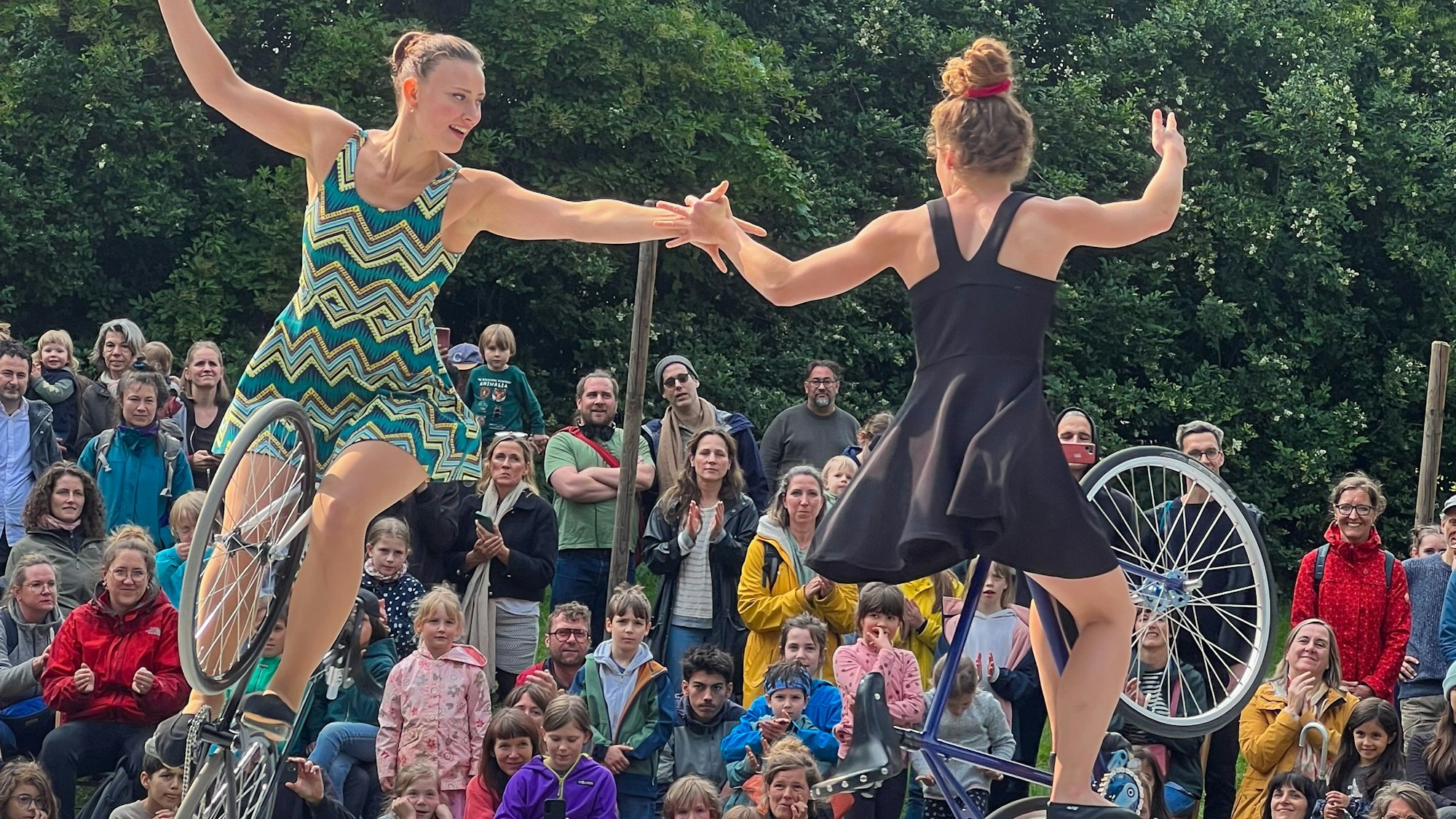 Paar-Tanz auf dem Fahrrad.