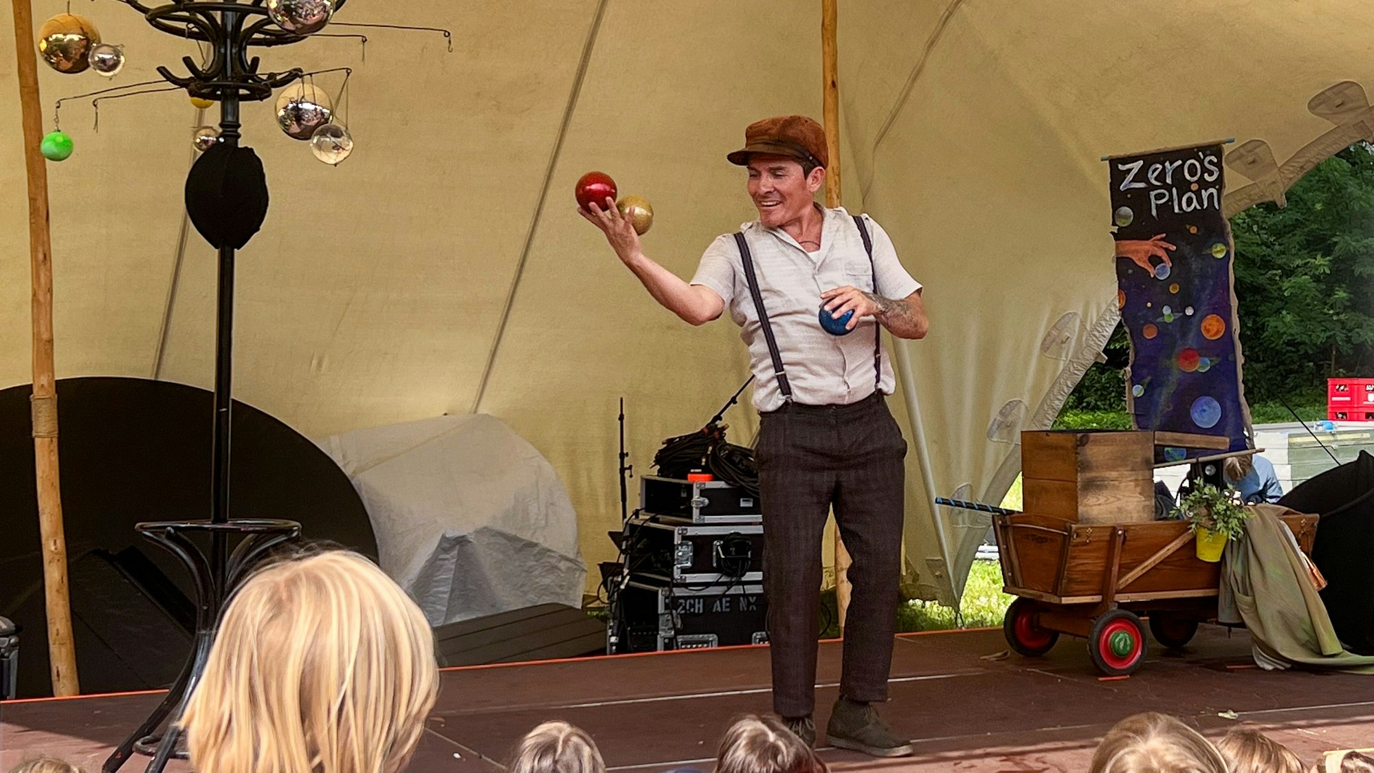 Ein Jongleur vor Publikum.