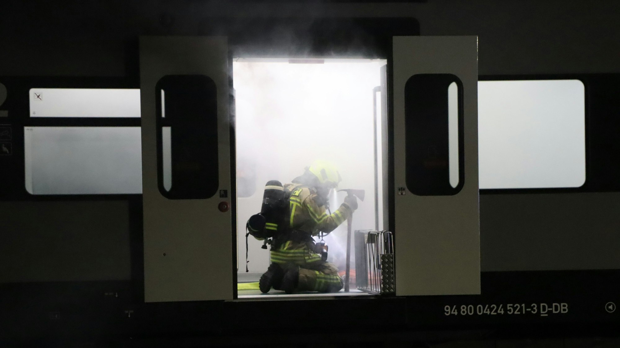 Durch einen Kurzschluss war es laut Drehbuch im Regionalzug zu einem Kabelbrand gekommen.