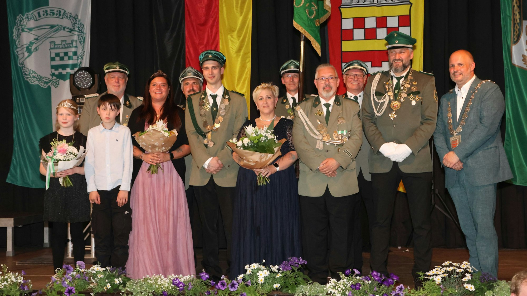 Schützen in Uniform auf der Bühne.