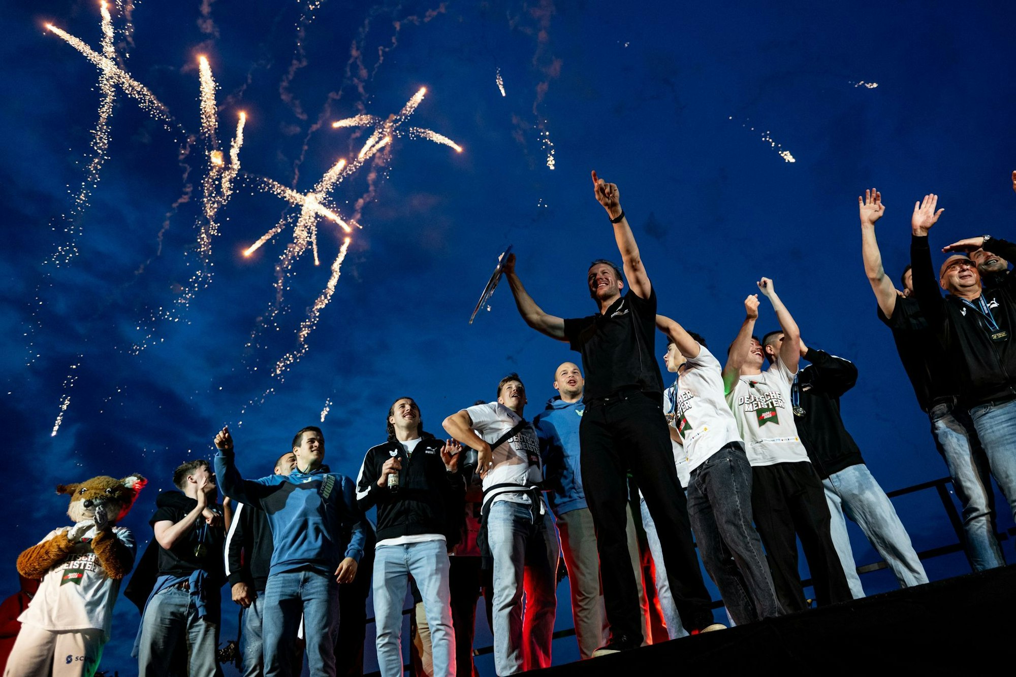 Mit Feuerwerk und Bierdusche: Füchse Berlin feiern den Titel.
