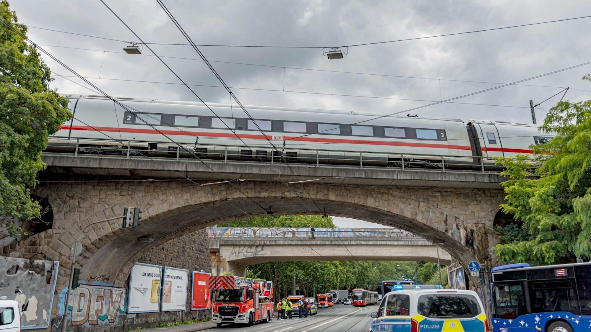 Viel Geduld mussten Fahrgäste eines liegengebliebenen ICEs haben, der am Montag in Köln strandete: Die letzten Fahrgäste konnten den Zug erst nach fünf Stunden und 20 Minuten verlassen.