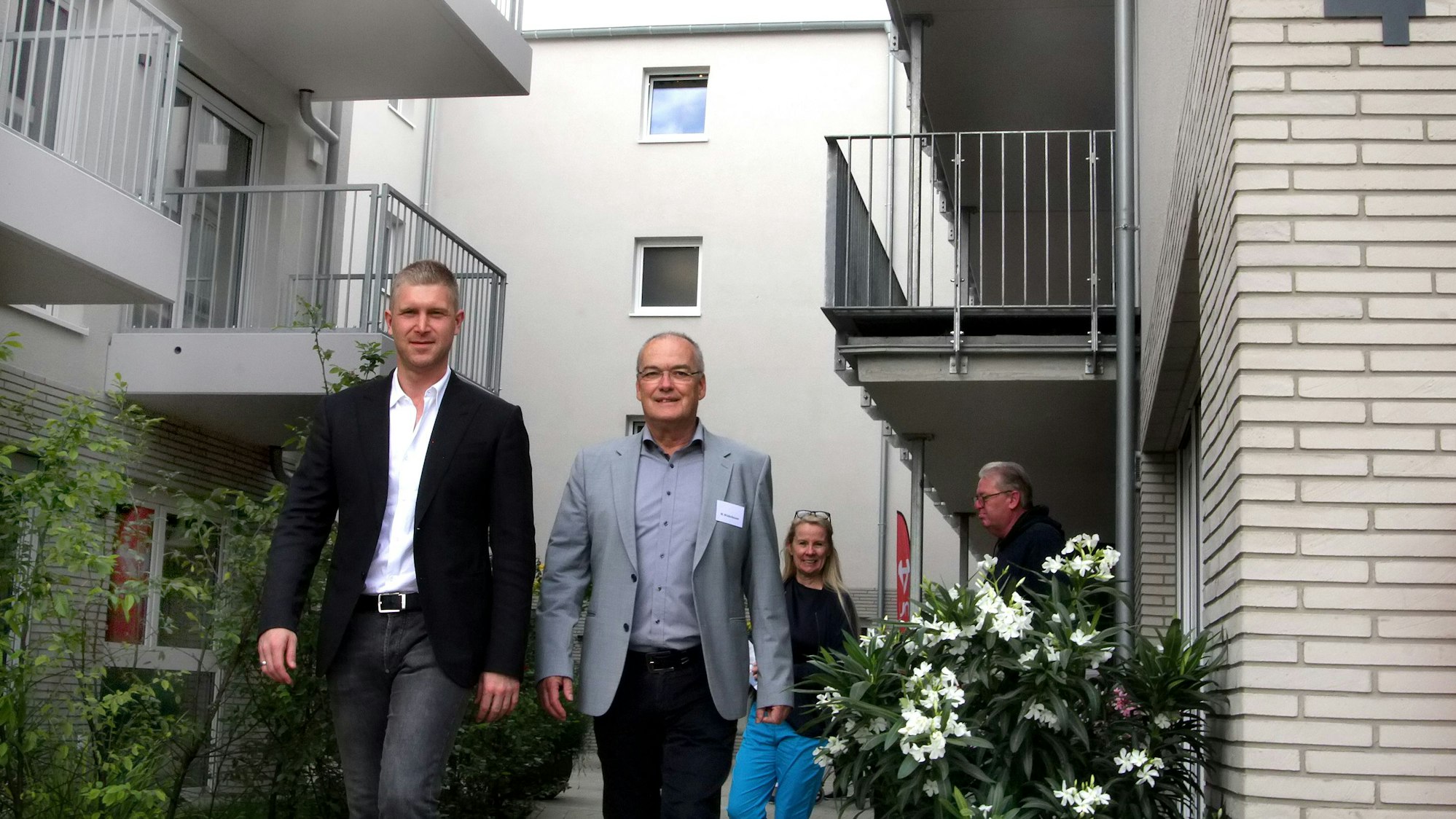 Das Foto zeigt die Geschäftspartner vor dem Gebäude der Seniorenresidenz.