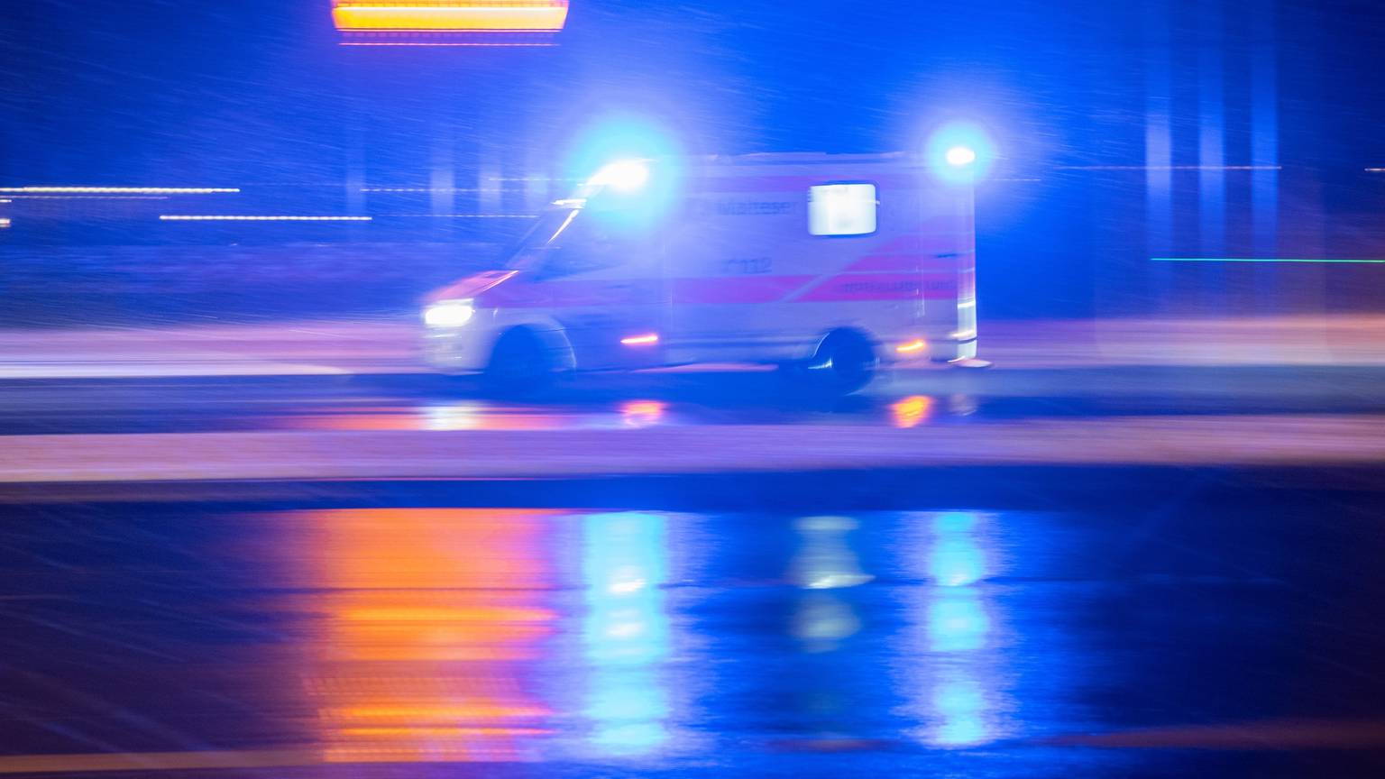 Ein Krankenwagen auf dem Weg zum Einsatz. (Symbolbild)