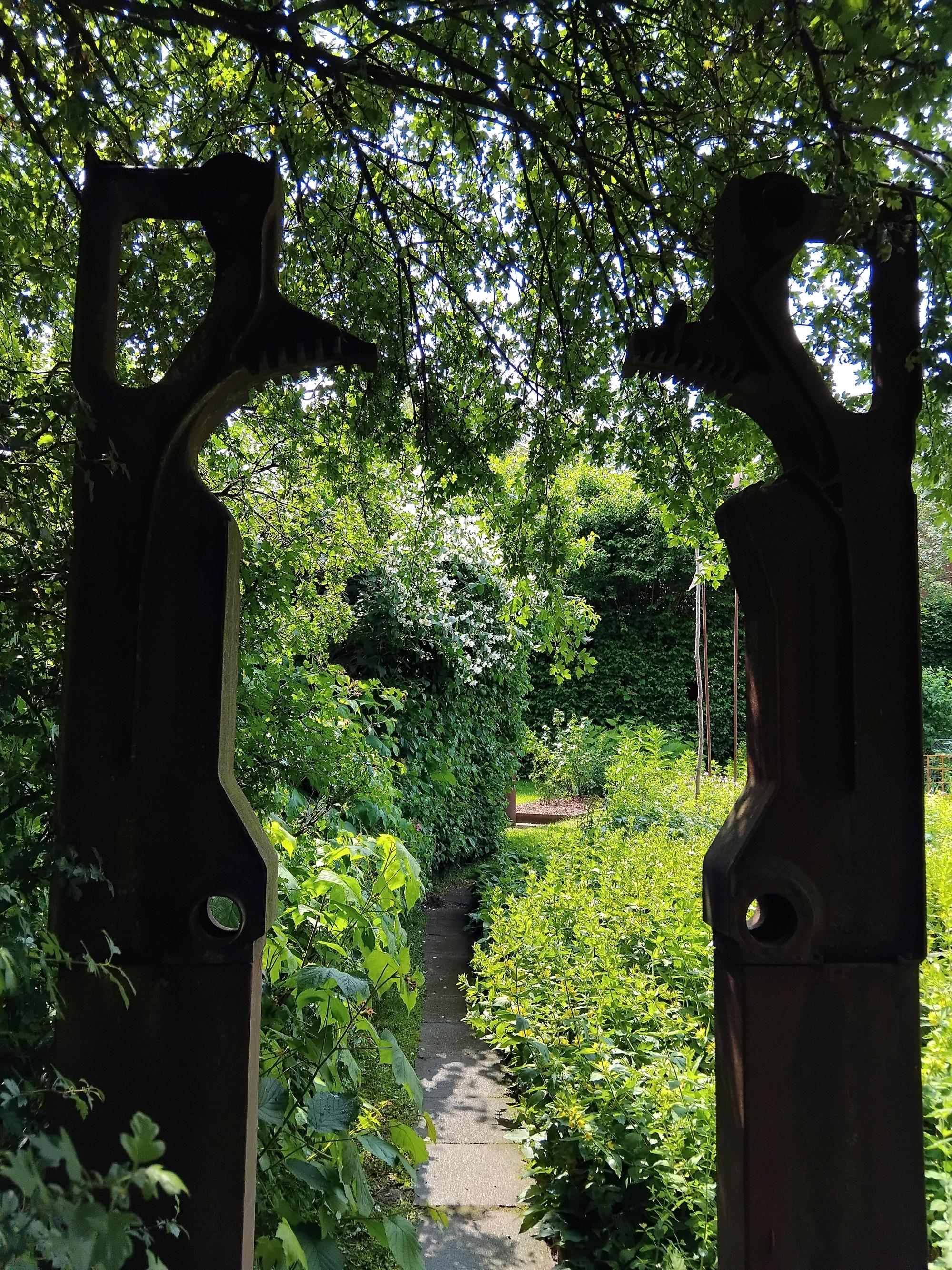 Kunstwerke in einem Garten