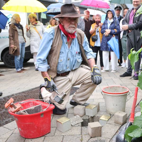 In der Nümbrechter Marktstraße verlegte Gunter Demnig (77) am Samstag neue Stolpersteine.