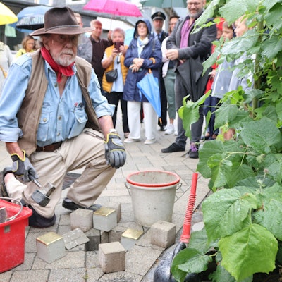 Das Bild zeigt den Künstler Gunter Demnig im Juni im Ortskern von Nümbrecht. Dort verlegte er weitere Stolpersteine.