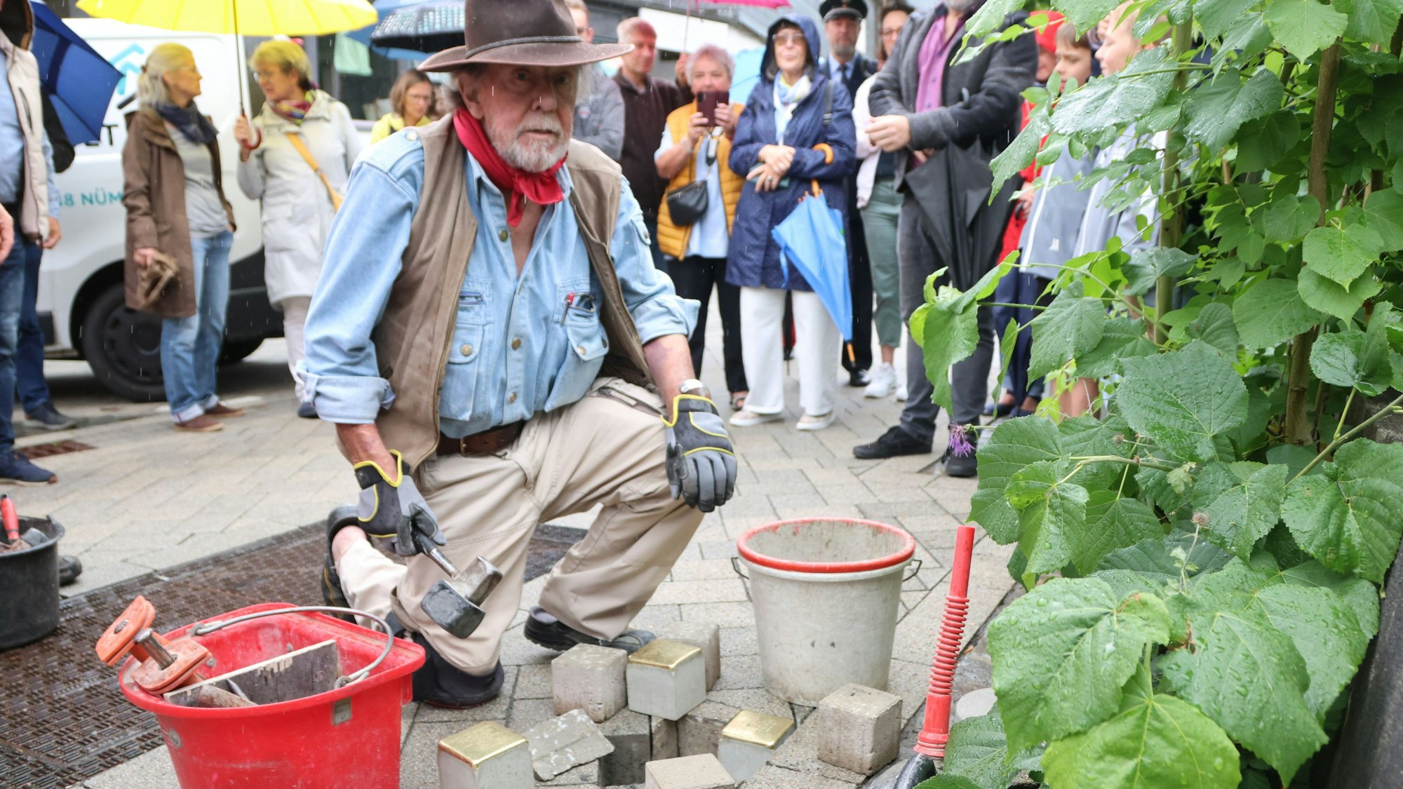 In der Nümbrechter Marktstraße verlegte Gunter Demnig (77) am Samstag neue Stolpersteine.