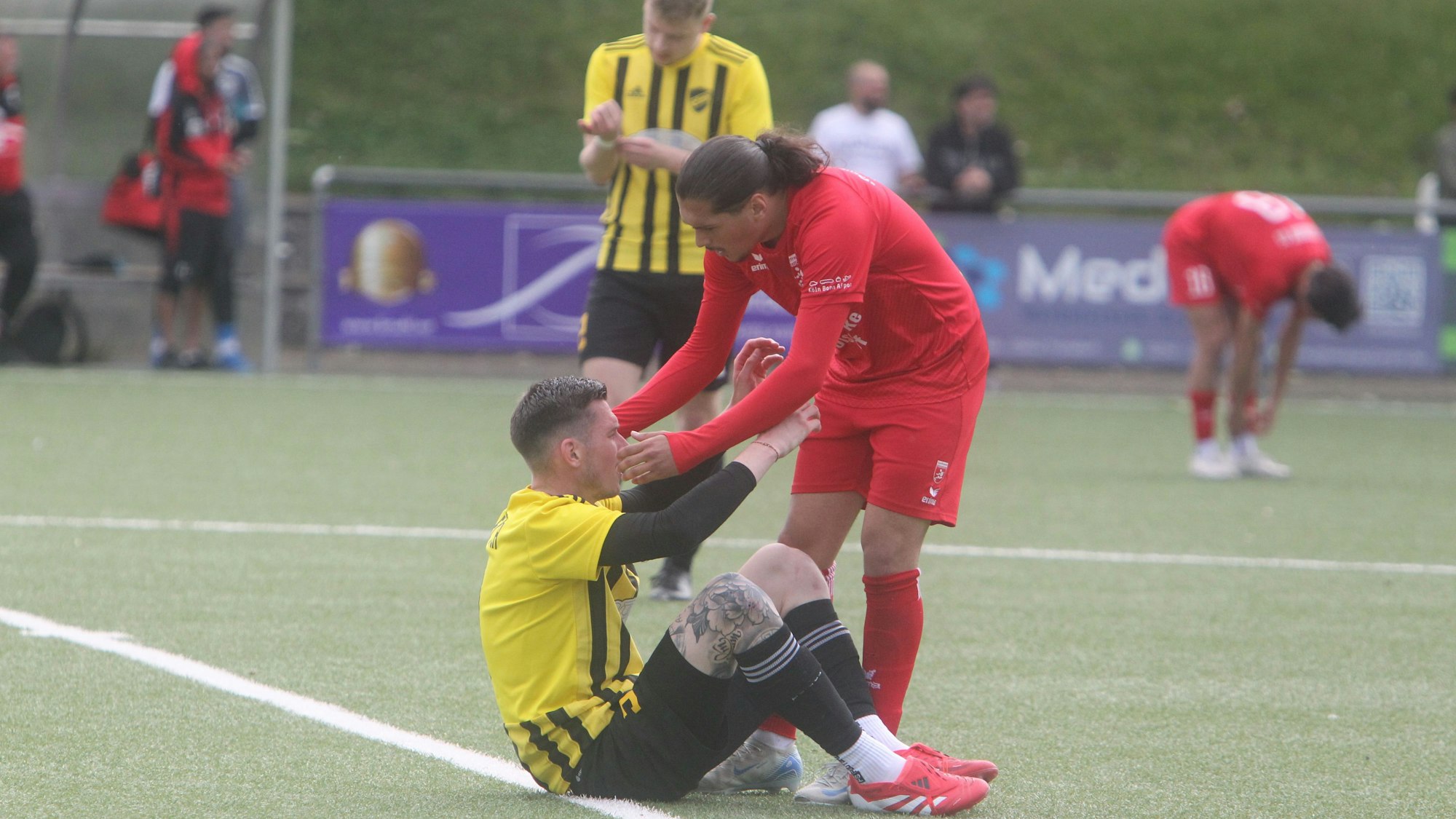 Der Spicher Akteur Philip Weidlein wird nach dem Abpfiff vom Troisdorfer Bilal Baourag getröstet.