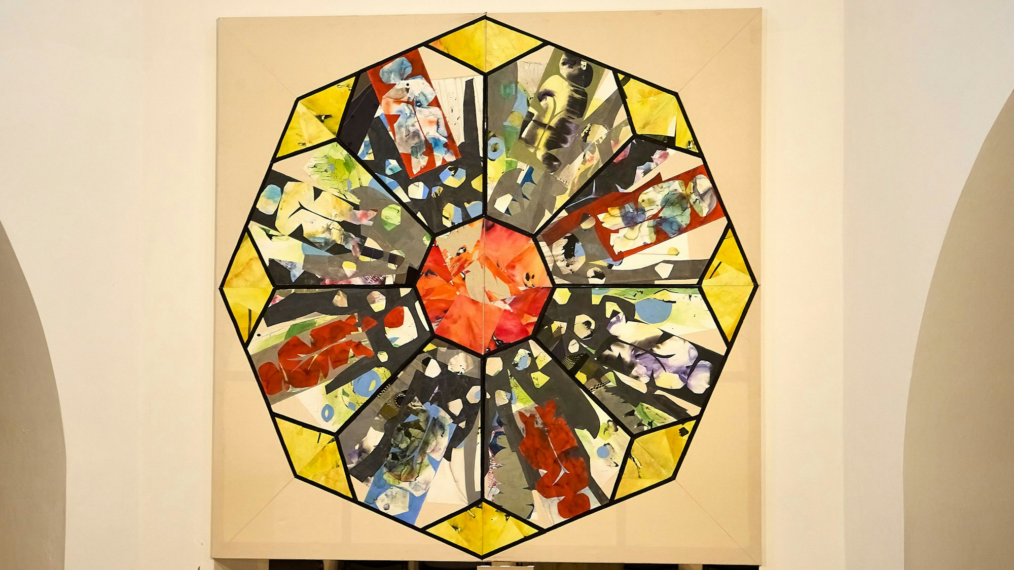 Das Foto zeigt ein Bild eines Oktogons, das aussieht, wie ein Kirchenfenster.