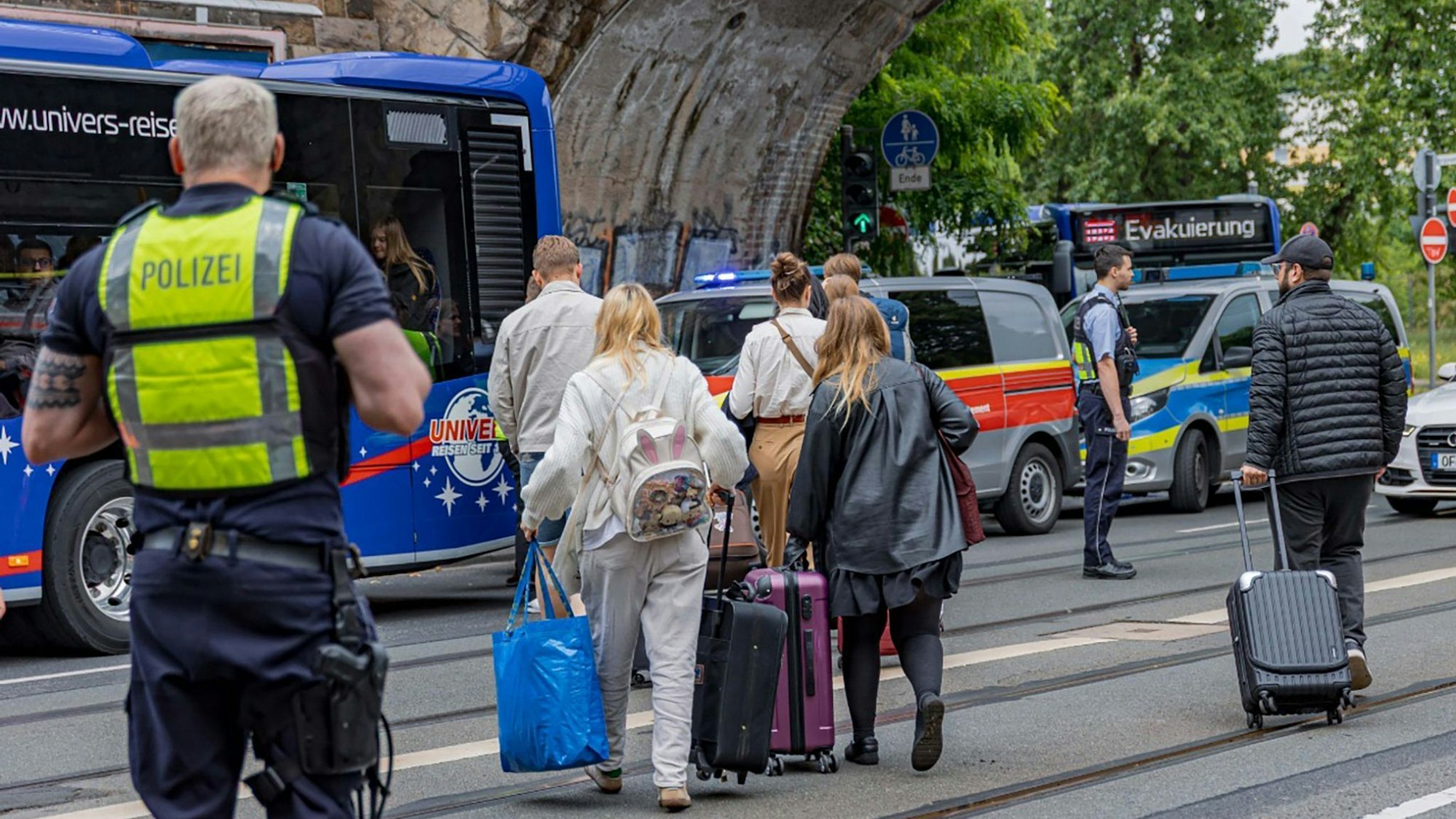 Erst nach vielen Stunden konnten Fahrgäste eines liegengebliebenen ICEs in Köln den Zug verlassen.