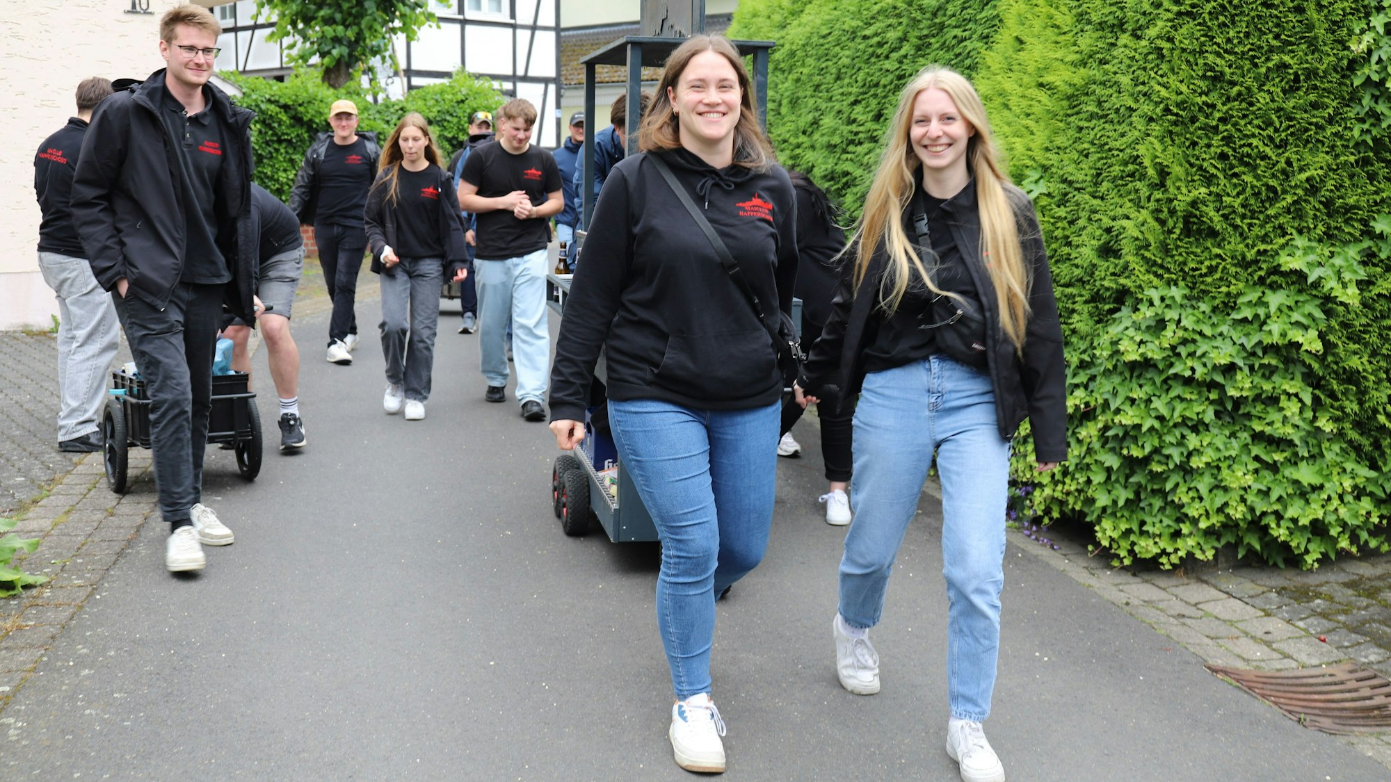 Der Maiclub Happerschoß teilte sich in drei Gruppen auf, um das gesamte Dorf besuchen und mit Eiergesängen beglücken zu können.