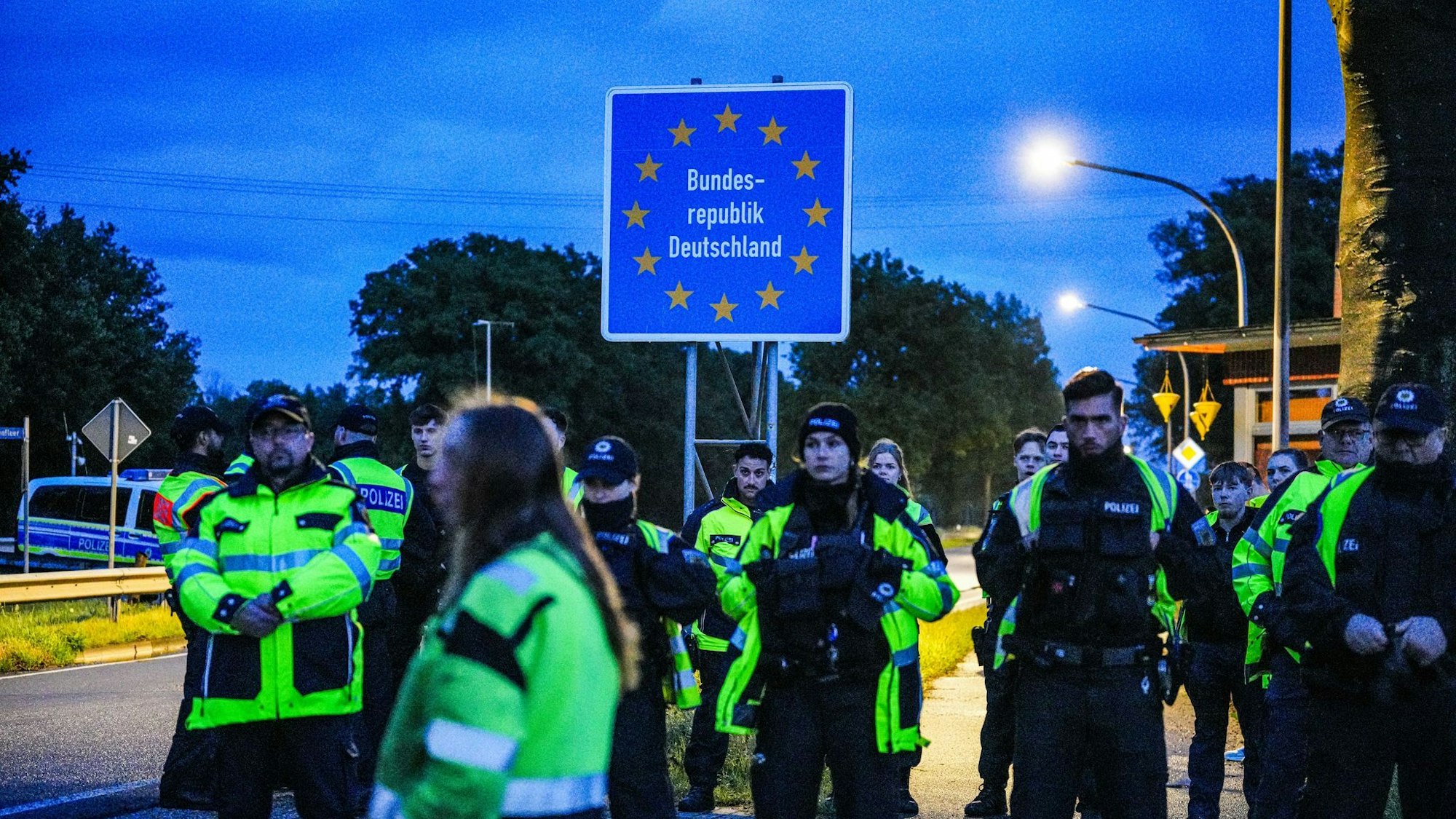Die deutsche Polizei hat Niederländer daran gehindert, am zweiten Tag in Folge eigenmächtige Kontrollen an der Grenze zu Niedersachsen durchzuführen, um Asylbewerber ausfindig zu machen.