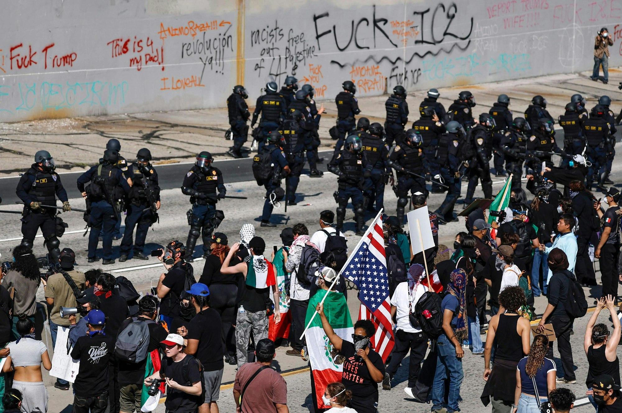 Beamte der California Highway Patrol (CHP) arbeiten an der Räumung von Demonstranten, die den Freeway 101 blockieren,