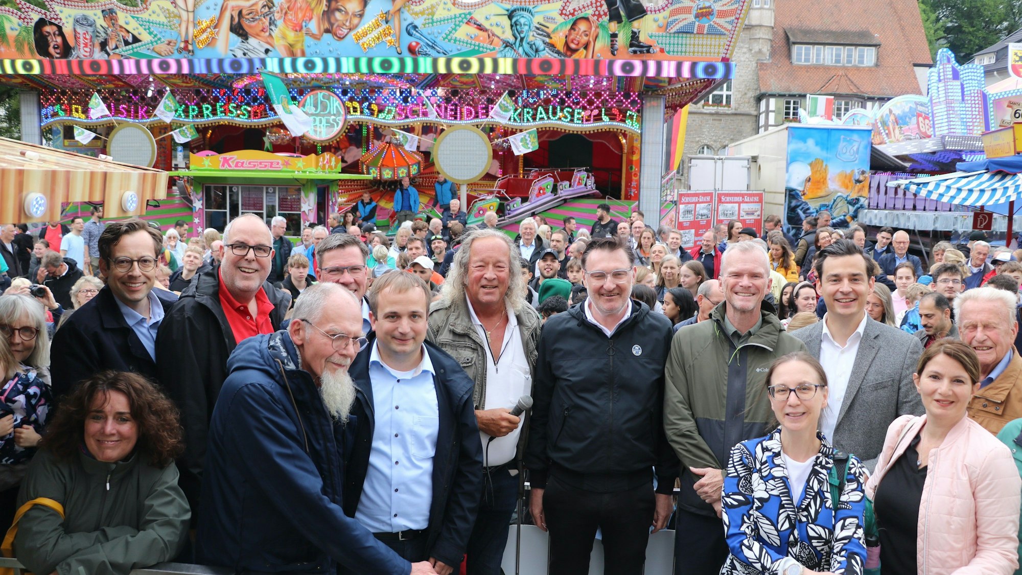 Das Foto zeigt Gladbacher Stadtprominenz bei der Eröffnung der Pfingstkirmes