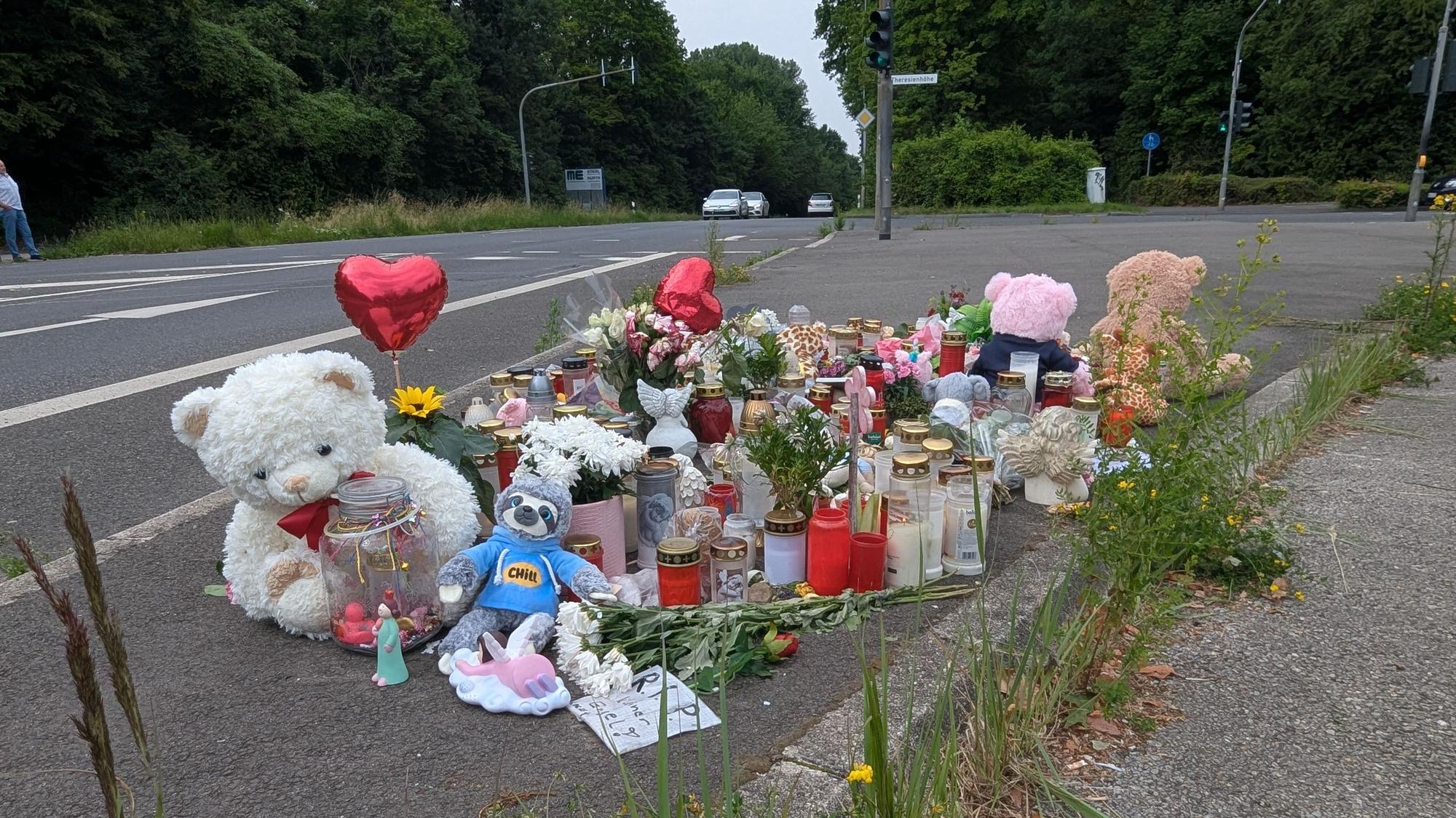 An der Unfallstelle an der Ampel Frechener Straße/Theresienhöhe erinnerten wochenlang Blumen, Kerzen, Teddybären, Fotos und Briefe an die beiden Unfallopfer.
