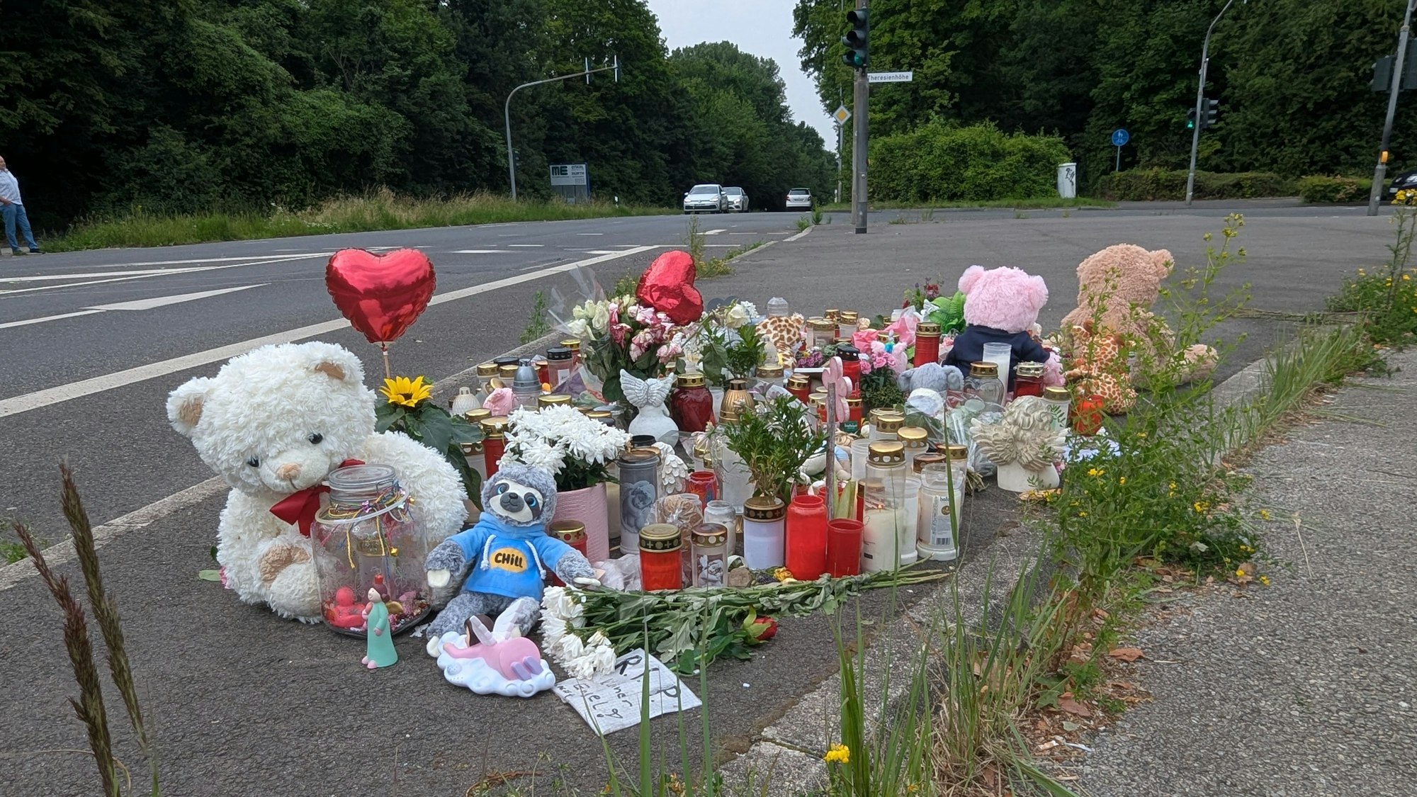 An der Unfallstelle an der Ampel Frechener Straße/Theresienhöhe erinnerten wochenlang Blumen, Kerzen, Teddybären, Fotos und Briefe an die beiden Unfallopfer.