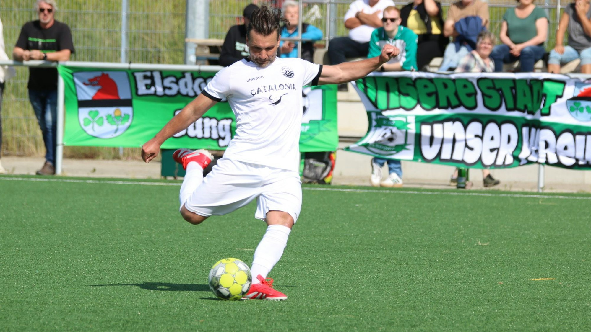 Bessenichs Athanasios Noutsos schießt einen Freistoß.