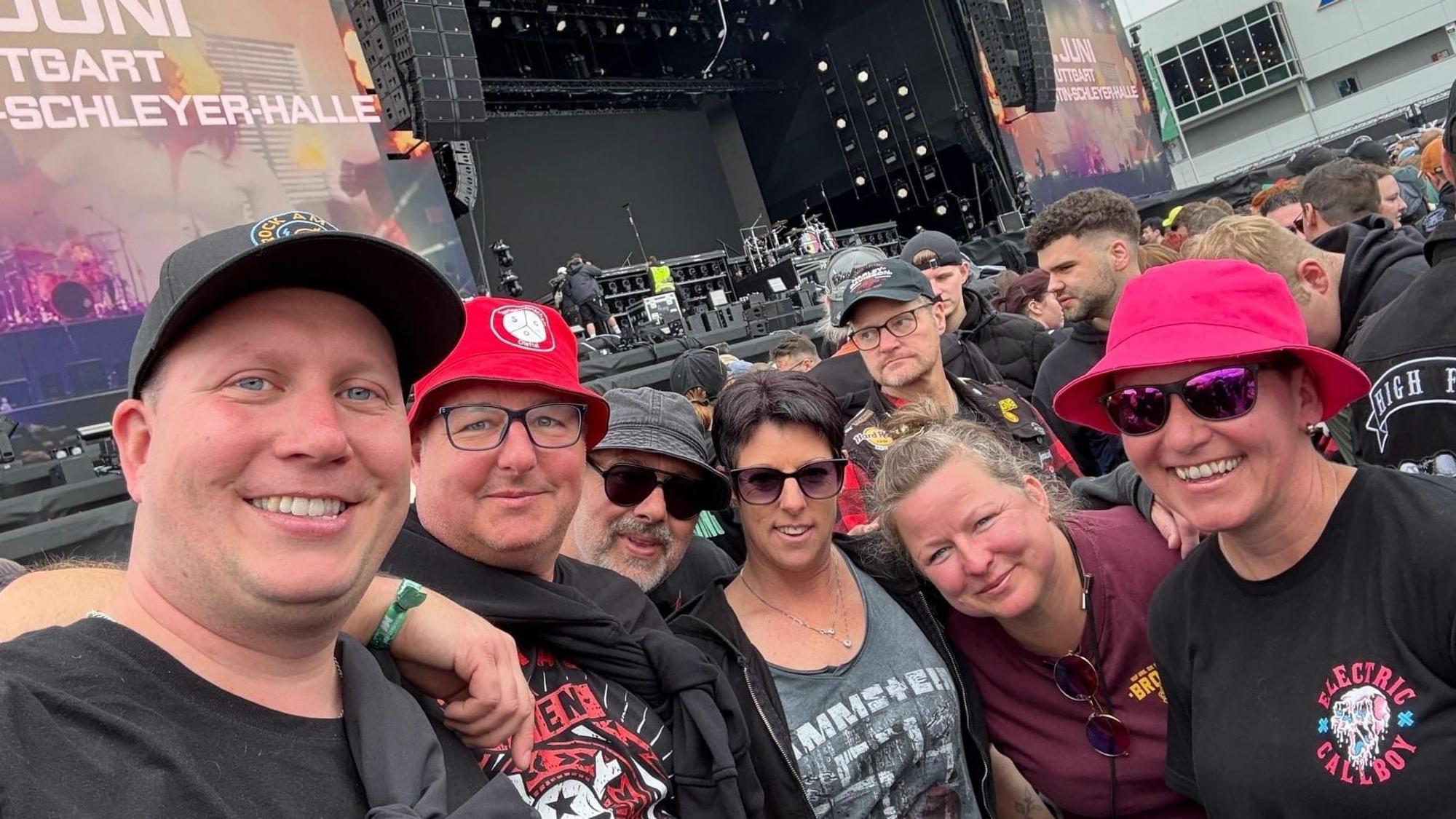 Fans aus der Eifel genießen das Festival Rock am Ring auf dem Nürburgring.