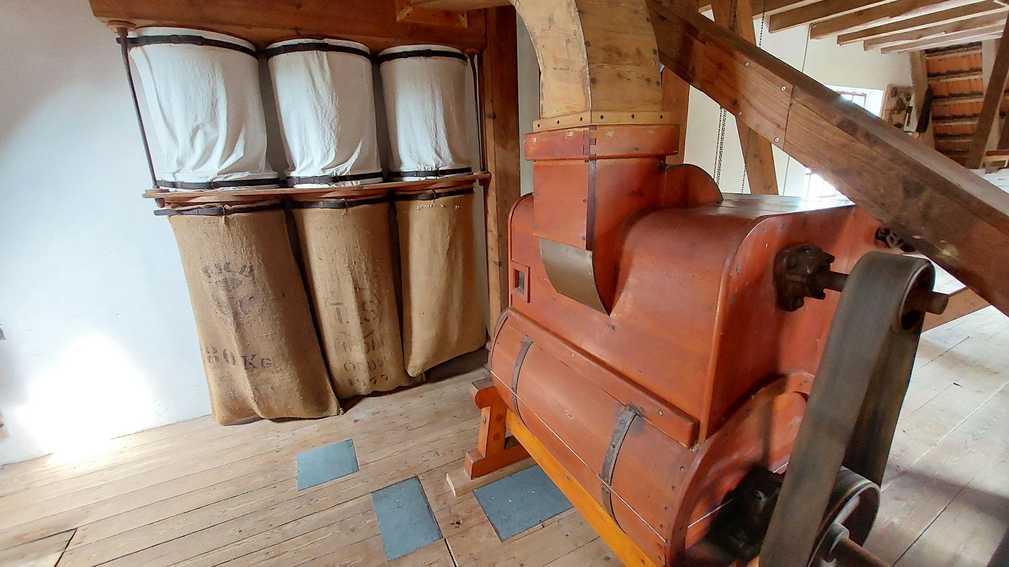 Blitzsauber und gewartet sind die alten Maschinen. Vorwiegend wurde in der Mittelirsener Walzenmühle früher Roggen zum Backen angeliefert und zu Mehl gemahlen.