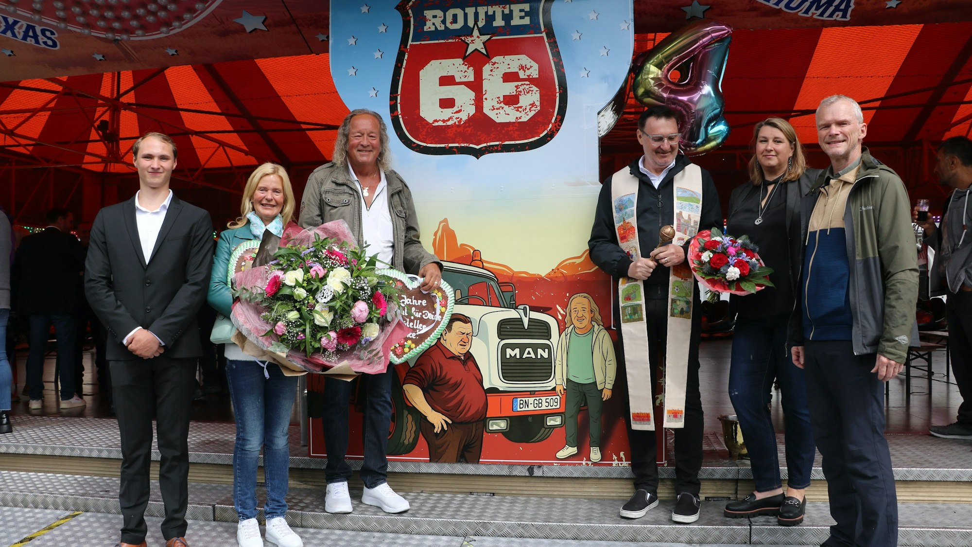 Das Foto zeigt die Kirmesverantwortlichen vor dem neuen Autoscooter