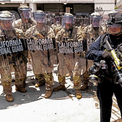 Truppen der kalifornischen Nationalgarde formieren sich vor dem Kontakt mit Demonstranten bei einer friedlichen Demonstration gegen ICE und den Einsatz von Truppen der Nationalgarde durch Präsident Trump.