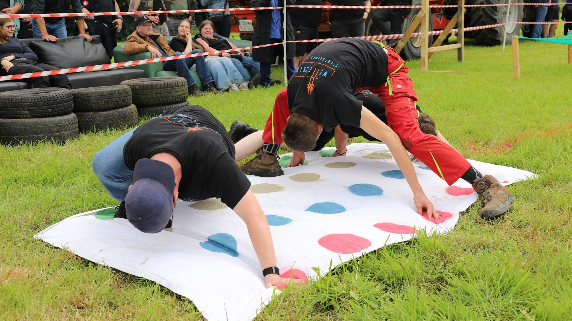 Die Teilnehmer beim Dreikampf in Hennef-Striefen mussten unter anderem Ganzkörper-Twister hinlegen.