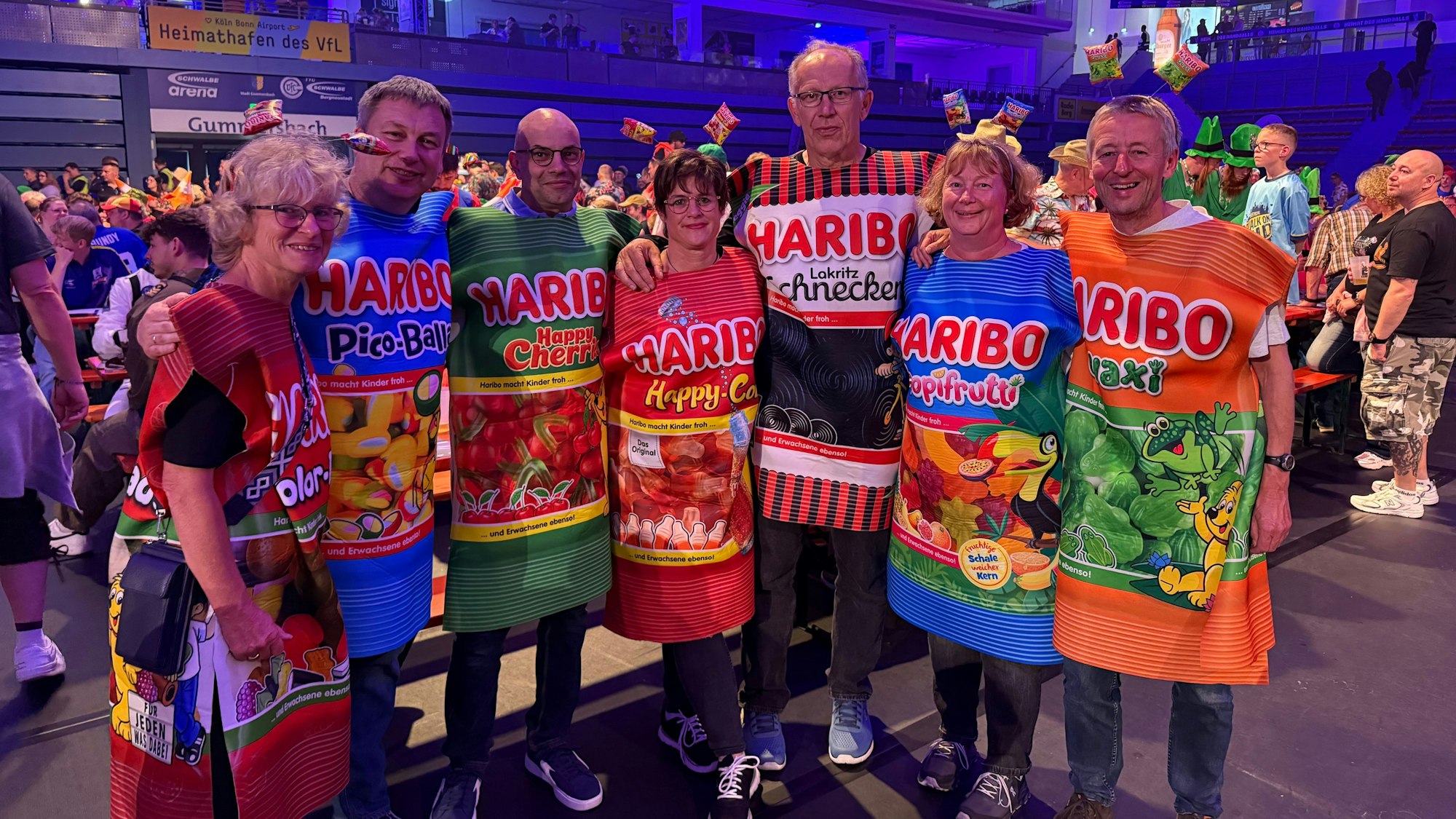 Eine Gruppe verkleidet als Haribo-Tüten.