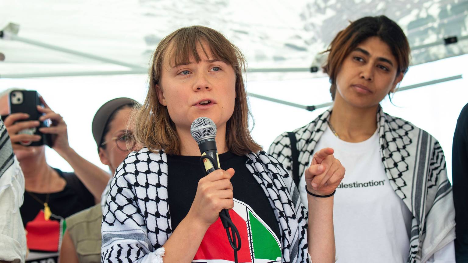 ARCHIV - 01.06.2025, Italien, Catania: Die Klimaaktivistin Greta Thunberg und andere Aktivisten einer Menschenrechtsorganisation treffen sich vor ihrer Abreise in den Nahen Osten mit Journalisten in Catania, Italien. (zu dpa: «Israel will Ankunft von Thunbergs Schiff in Gaza verhindern») Foto: Salvatore Cavalli/AP/dpa +++ dpa-Bildfunk +++