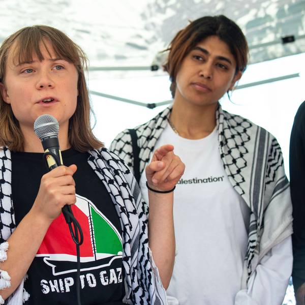 ARCHIV - 01.06.2025, Italien, Catania: Die Klimaaktivistin Greta Thunberg und andere Aktivisten einer Menschenrechtsorganisation treffen sich vor ihrer Abreise in den Nahen Osten mit Journalisten in Catania, Italien. (zu dpa: «Israel will Ankunft von Thunbergs Schiff in Gaza verhindern») Foto: Salvatore Cavalli/AP/dpa +++ dpa-Bildfunk +++