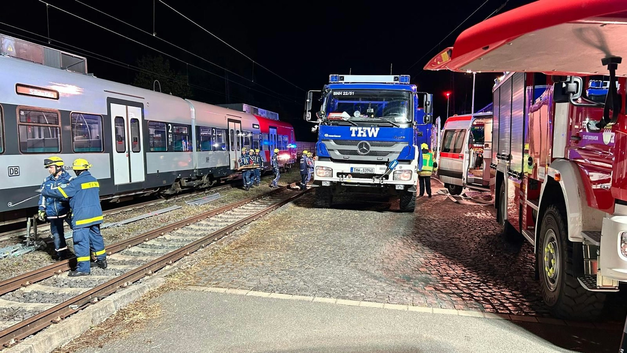 Das Technische Hilfswerk (THW) baute Stege und Beleuchtung auf.