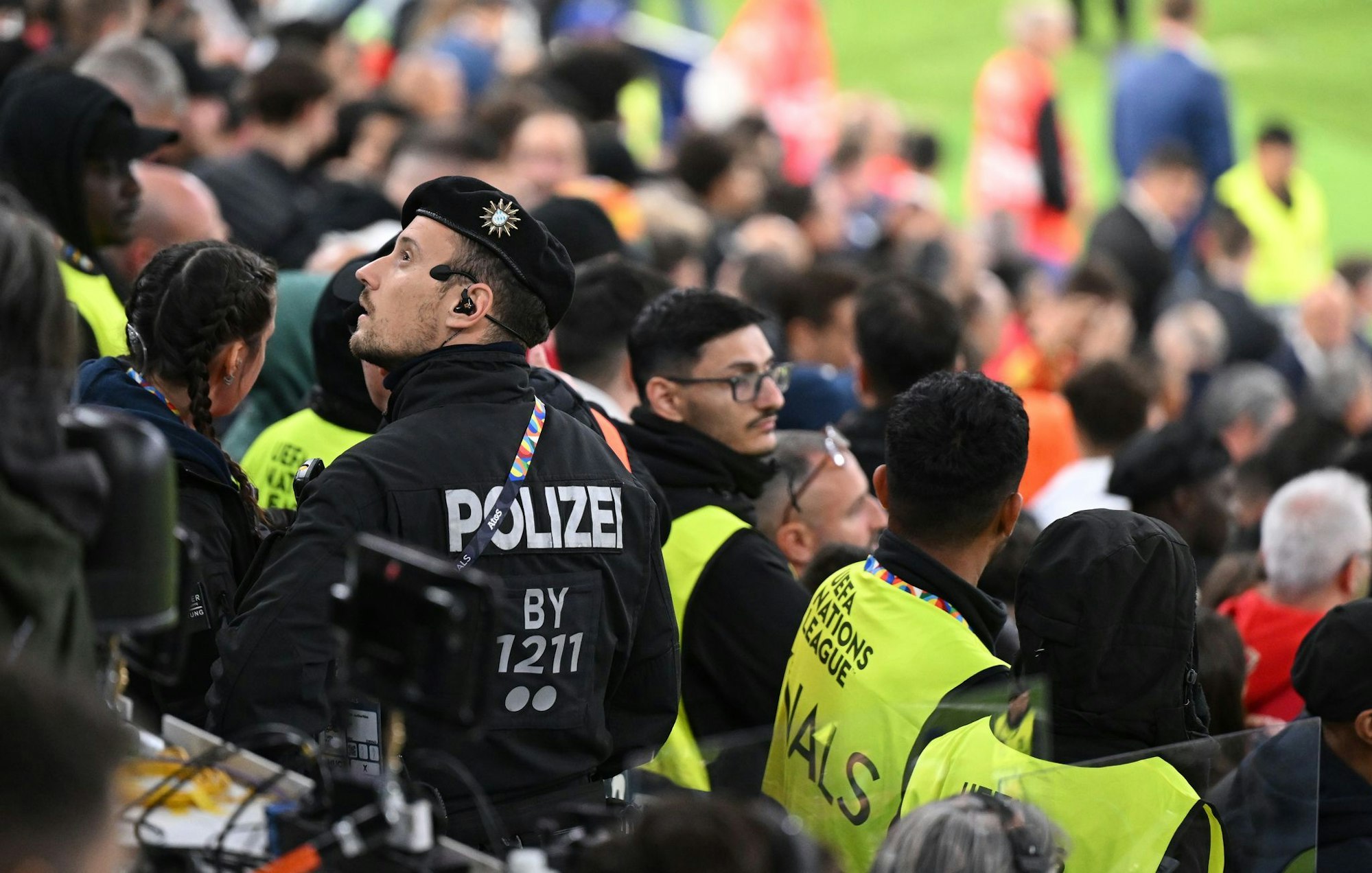 Der Vorfall in der Verlängerung sorgte für ein Großaufgebot an Sicherheitskräften und medizinischem Personal auf der Tribüne.