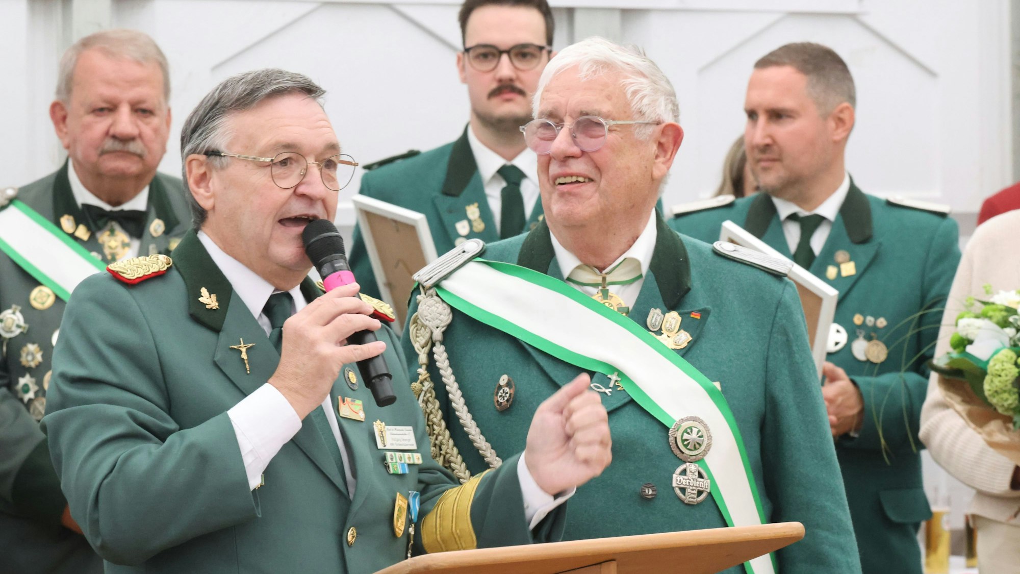 Zwei Herren in Schützenuniform.