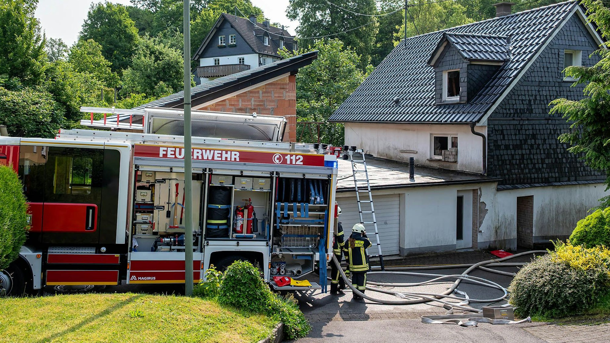 Schwere Brandverletzungen erlitt ein Hausbewohner in Gummersbach-Bredenbruch bei einem Dachstuhlbrand am Pfingstmontag.