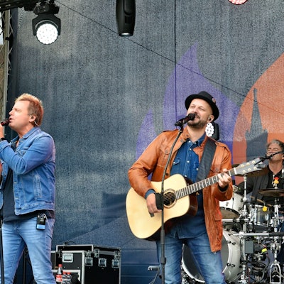 Die Kölner Kultband „Bläck Fööss“ spielt auf einer Bühne.