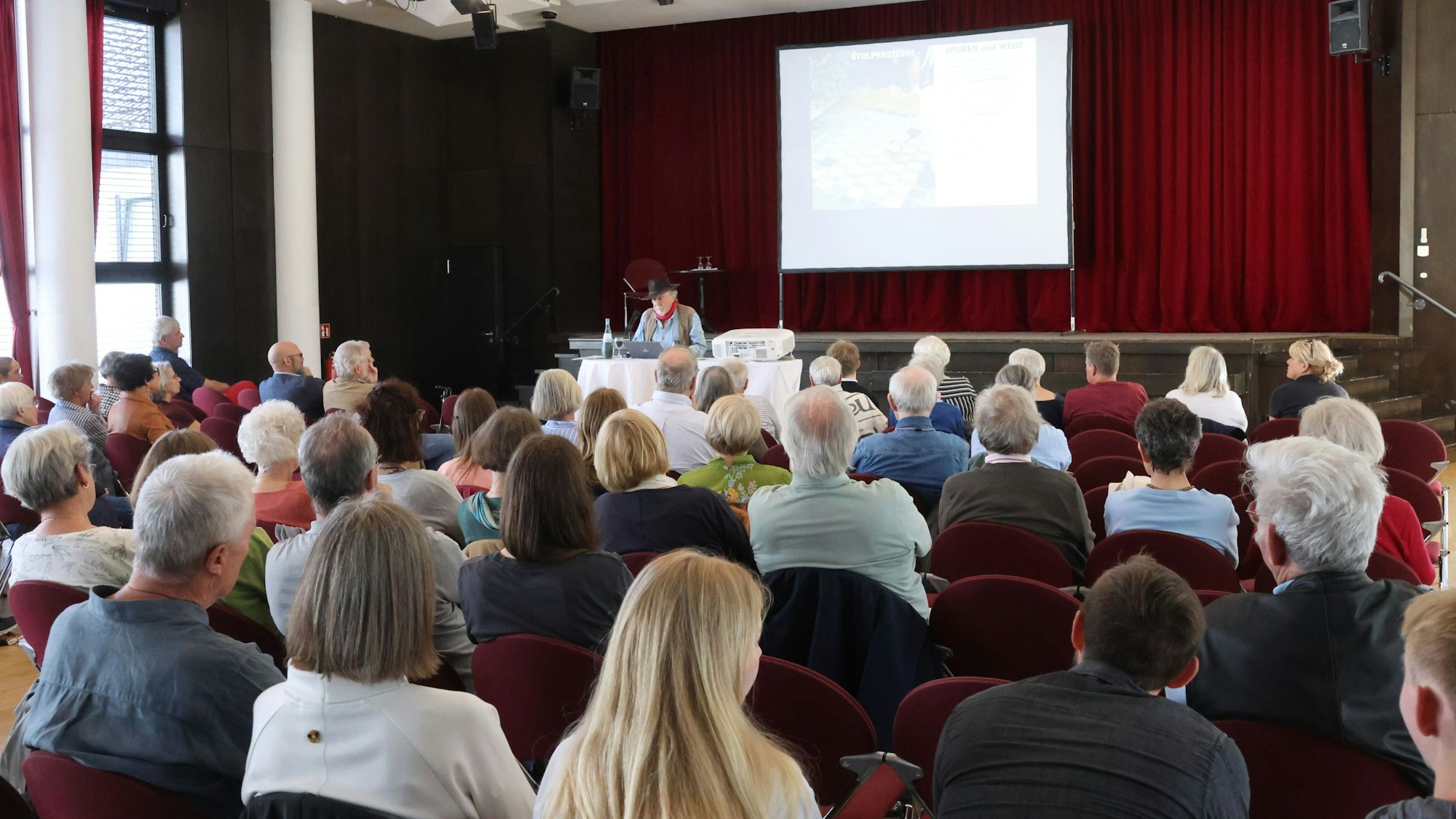 Gunter Demnig hielt im Nümbrechter Parkhotel einen Vortrag.