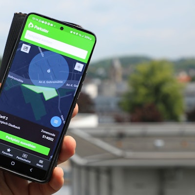 Auf dem Handy ist eine Park-App runtergeladen.