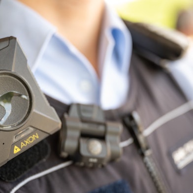 Zu sehen ist ein Uniformierter, der eine Bodycam trägt. (Symbolfoto)