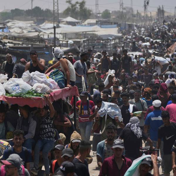 Palästinensische Gebiete, Rafah: Palästinenser tragen Taschen mit Lebensmitteln und humanitären Hilfspaketen