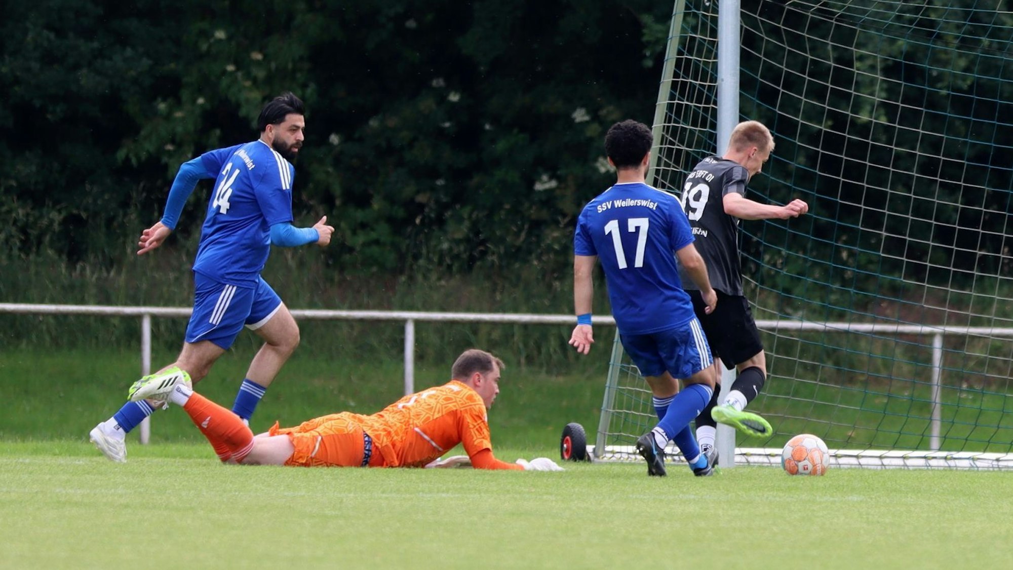 Luke Bungart schiebt den Ball ins Tor, Torwart Daniel Arndt liegt am Boden, die Verteidiger sidn auch geschlagen.