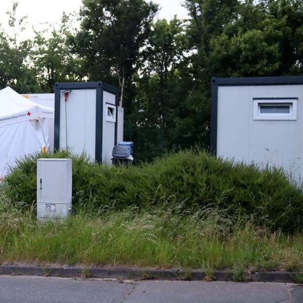 Vor den Wohncontainern wurde ein Zelt errichtet.