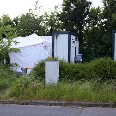 Vor den Wohncontainern wurde ein Zelt errichtet.