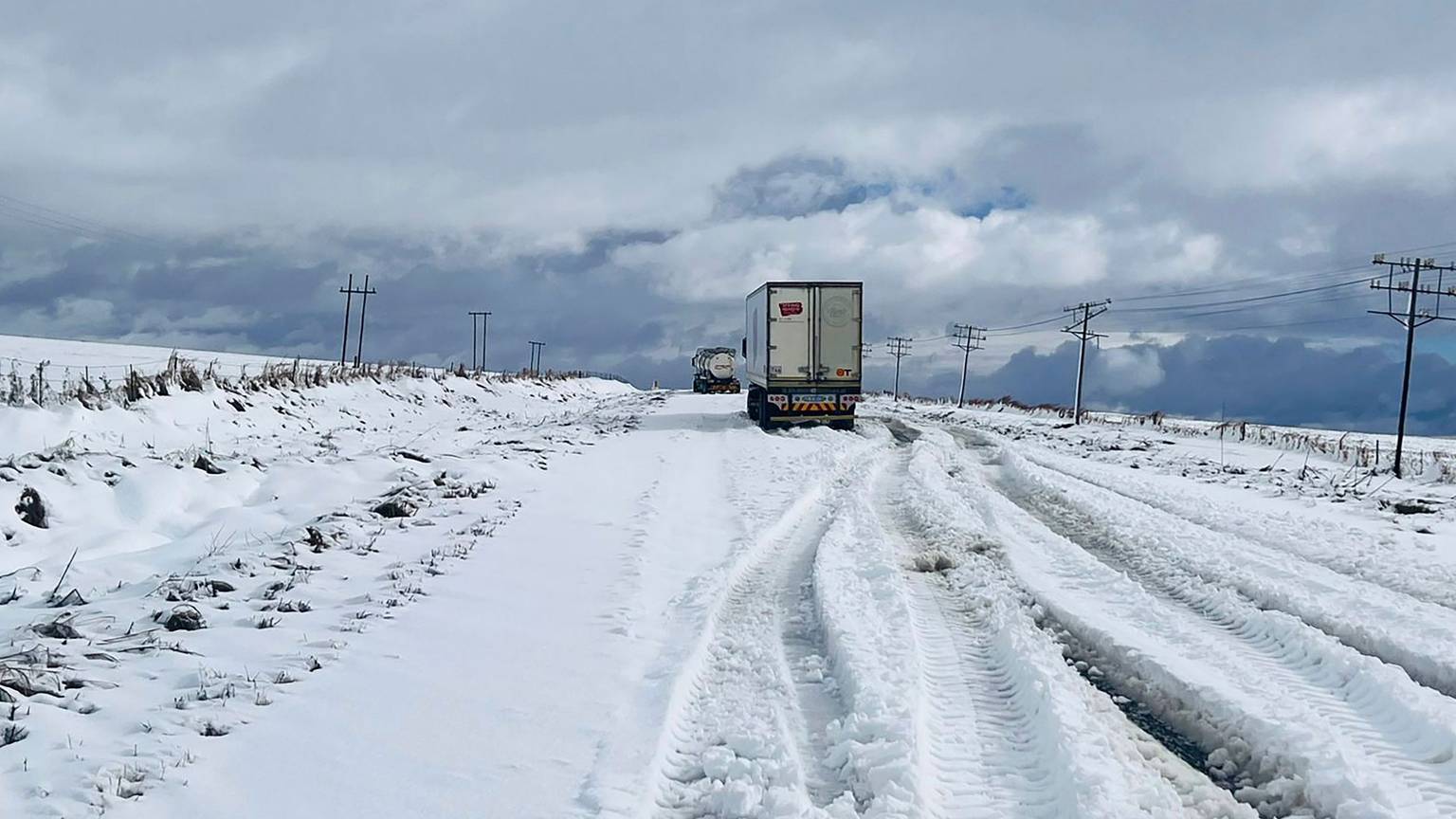 Schnee bedeckt die Straße N2 in Richtung Nolangeni.