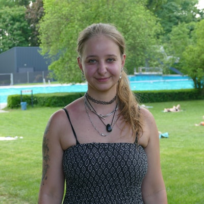 Elena Bechler (25) möchte sich gerne ohne Bikinioberteil im Freibad sonnen, darf aber nicht. Das findet sie ungerecht.