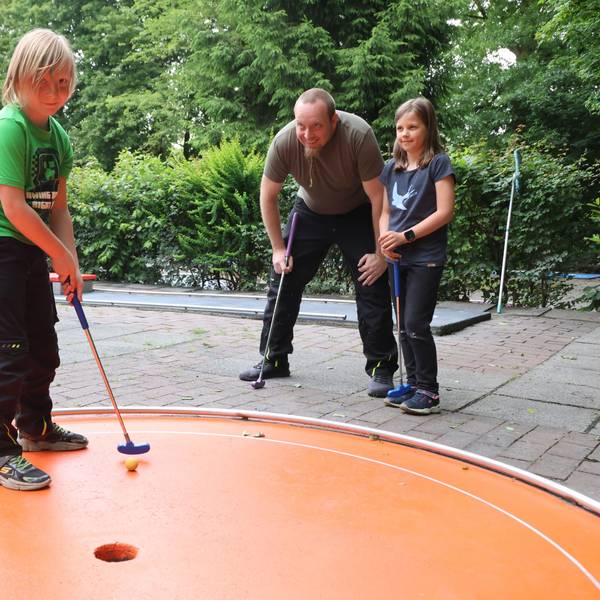 Spieler jeden Alters sind auf der Minigolfanlage gern gesehene Gäste. Neben Freizeitspielern sollen dort künftig auch Vereinsmannschaften antreten.