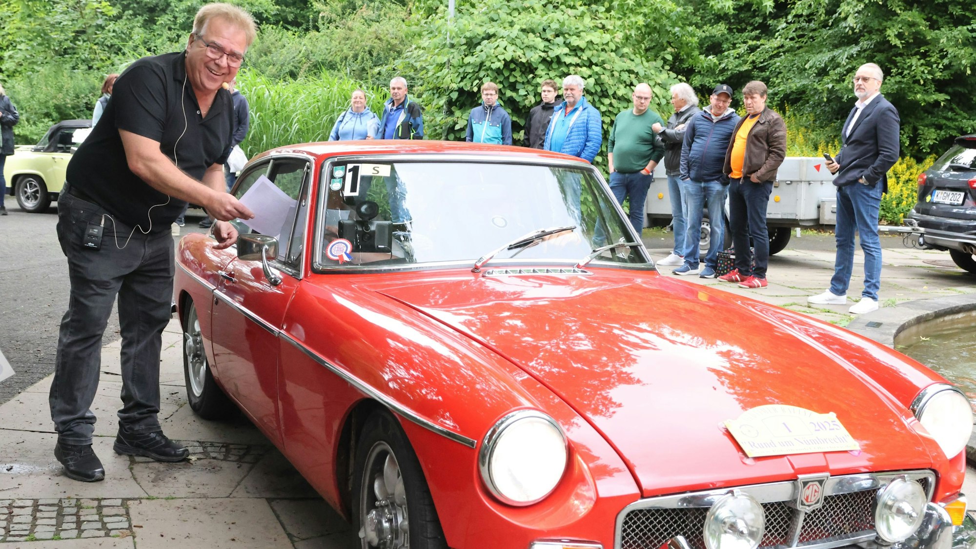 Jürgen Kohlmann steht neben dem ersten Wagen, den er auf die Strecke schickte.