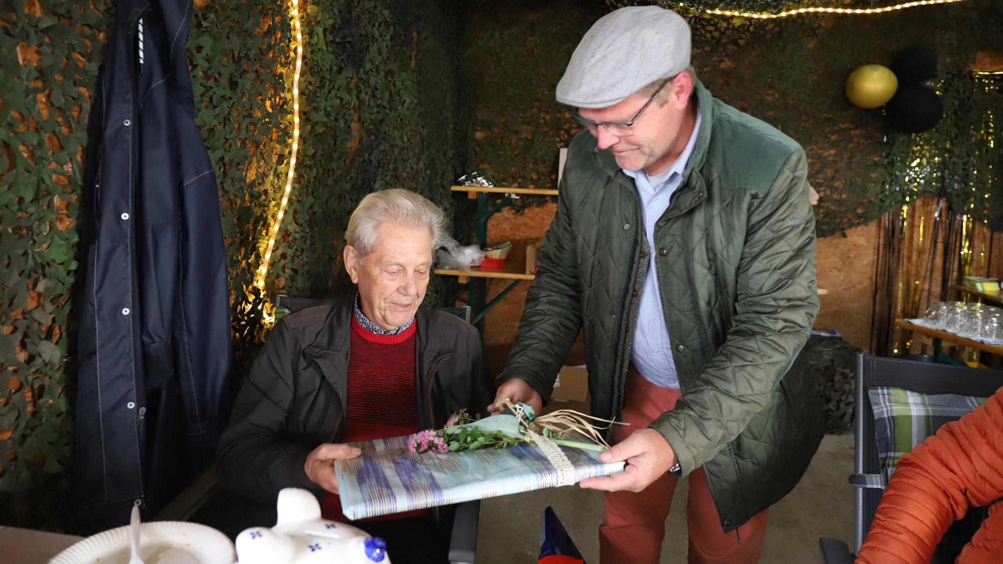 Franz Steinhauer (l.) war einer der Gründer der IG, der aktuelle Vorsitzende Peter Auerbach überreichte ihm ein Präsent.